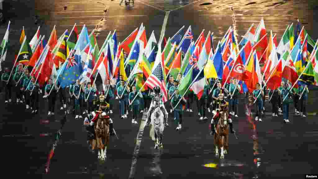 بیرق های کشور های مختلف شامل در رقابت های المپیک تابستانی امسال