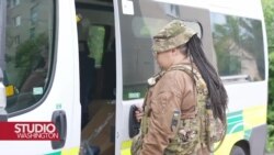 Američka bolničarka pomaže ukrajinskim vojnicima