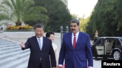 El presidente de China, Xi Jinping, y el presidente de Venezuela, Nicolás Maduro, participan en una ceremonia de bienvenida en el Gran Salón del Pueblo, en Beijing, China, el 13 de septiembre de 2023.
