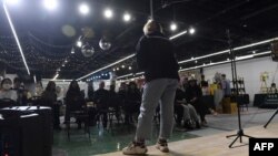 资料照：一名脱口秀演员在北京一家商场做脱口秀表演。（2020年11月21日）