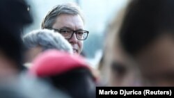 Predsednik Srbije Aleksandar Vučić u redu za glasanje tokom parlamentarnih izbora (Foto: Reuters/Marko Đurica)