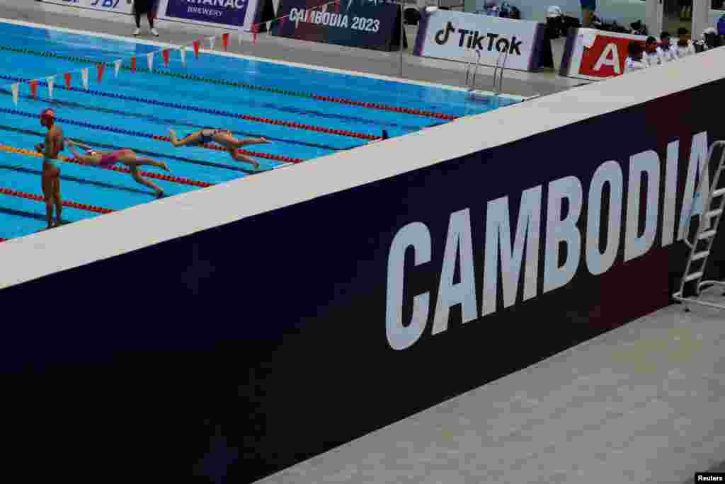 កីឡាករហែលទឹកកម្ពុជាកំពុងវឹកហាត់ មុនការប្រកួតកីឡាស៊ីហ្គមេលើកទី ៣២ នៅរាជធានីភ្នំពេញ កាលពីថ្ងៃទី ២ ខែឧសភា ឆ្នាំ ២០២៣។