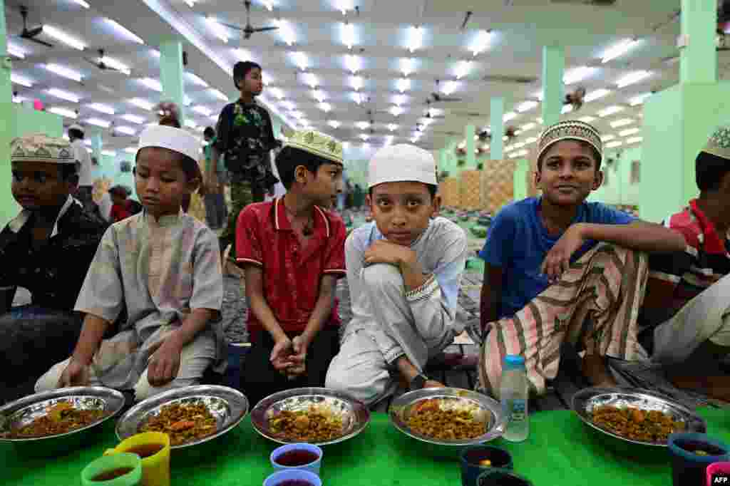 کودکان مسلمان در هنگام افطار در مسجدی در شهر ینگون در میانمار
