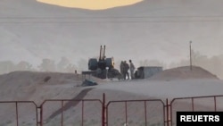 Personil militer berjaga di fasilitas nuklir di daerah Zardanjan di Isfahan, Iran, 19 April 2024, dalam tangkapan layar yang diambil dari video. WANA (Kantor Berita Asia Barat) via REUTERS