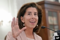 资料照片：商务部长吉娜·雷蒙多于2023年10月4 日在华盛顿国会山举行的参议院商业、科学和运输听证会上作证