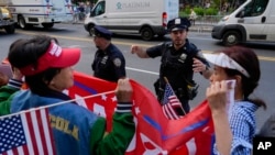 Njerëzit e mbledhur përpara gjykatës në Manhatan, Nju Jork (30 maj 2024)