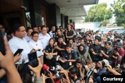 Capres-cawapres Anies Baswedan-Muhaimin Iskandar berbicara di Posko Tim Hukum Amin, Mampang Prapatan, Jakarta Selatan, Selasa(20/2).