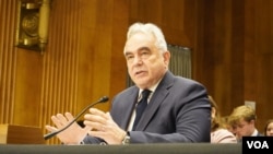 2024年7月30日，美國副國務卿庫爾特·坎貝爾在參議院外交關係委員會有關美中戰略競爭的聽證會上作證。 (美國之音記者李逸華拍攝)