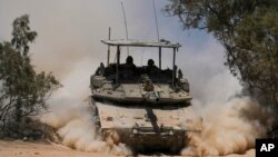 以色列士兵在以色列南部與加沙邊境附近駕駛一輛坦克。（2024年5月29日）