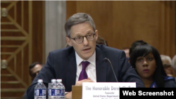 Derek Šole, specijalni savetnik u Stejt Departmentu, tokom pretresa o Zapadnom Balkanu.