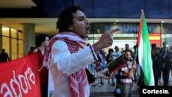 En la imagen aparece el poeta Ahmad Mohsen, de 29 años, durante una presentación en Bogotá, Colombia. Foto: Ahmad Mohsen.