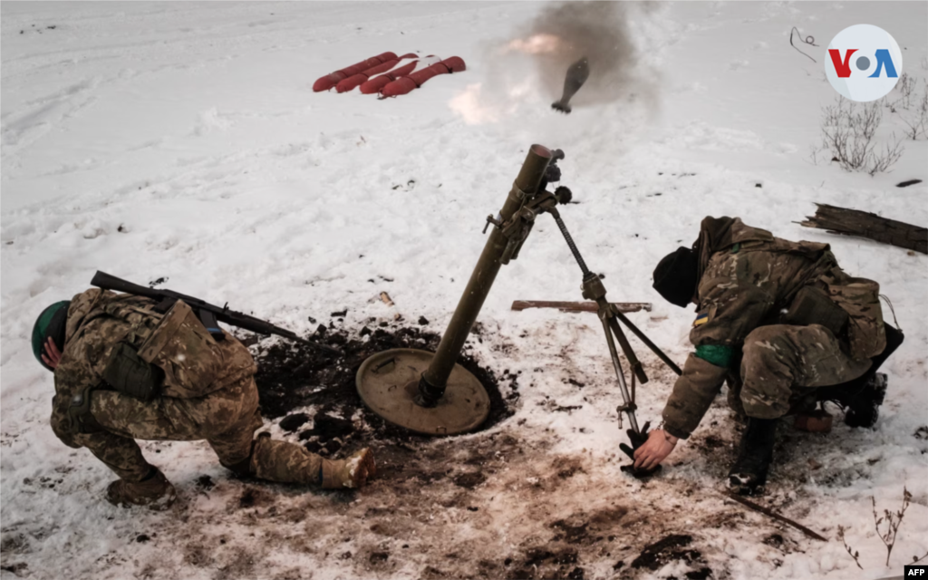 Operadores de morteros se cubren los oídos mientras hacen un lanzamiento hacia las posiciones rusas.&nbsp;A medida que las fuerzas de Moscú se acercan a la ciudad destrozada, el líder del grupo de mercenarios Wagner predijo que Bakhmut podría tardar en caer semanas o meses.