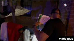 Migrantes en un campamento improvisado en las afueras de la iglesia Sagrado Corazón, en El Paso, se despiertan el 9 de mayo de 2023 con unos documentos dejados a sus pies que les indican que deben entregarse en puntos fronterizos si han cruzado a EEUU irregularmente