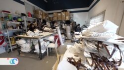 Reciclan bolsones de petroleras para hacer bolsos y carteras