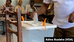 Um eleitor em Nampula descarrega o seu voto na urna. Eleições autárquicas em Moçambique, 11 de outubro 2023