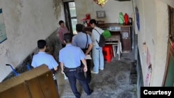 楊智剛父母家中攝影機拍下的警察上門畫面 (楊智剛提供）