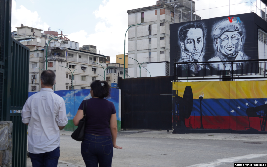  Los bustos del expresidente, Hugo Chávez, y el líder de la independencia venezolana, el "libertador" Simón Bolívar, plasmados en una oficina pública frente a la sede de Petróleos de Venezuela. &nbsp; 