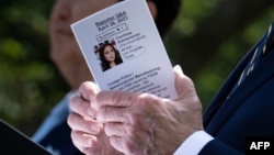 Predsjednik SAD Joe Biden drži podsjetnik dok odgovara na ptanja novinara tokom konferencije za novinare u ružičnjaku Bijele kuće, poslije sastanka sa južnokorejskim predsjednikom Jun Suk Jeolom, u Washingtonu, 26. aprila 2023.