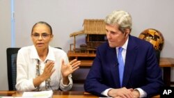 La ministra de Medio Ambiente de Brasil, Marina Silva, habla junto al enviado especial de Estados Unidos para asuntos climáticos, John Kerry, durante una conferencia de prensa en Brasilia, el martes 28 de febrero de 2023. (AP Foto/Gustavo Moreno)