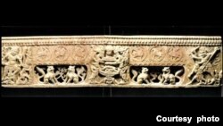 纽约曼哈顿地区检察官办公室发布的照片显示一件中国北朝至唐代的文物围屏石塌。