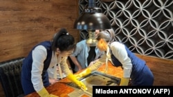 Nhân viên chuẩn bị một nhà hàng Triều Tiên tại Bắc Kinh (ảnh chụp ngày 4/10/2023).