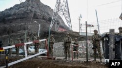 Ozarbayjon askarlari Tog'li Qorabog'dagi Lochin koridorini qo'riqlamoqda, 2022-yil, 26-dekabr.