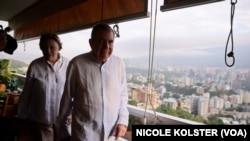 El candidato presidencial venezolano Edmundo González junto a su esposa Mercedes López, en su residencia en Caracas.