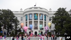 ทำเนียบขาวเป็นเจ้าภาพงานประเพณีกลิ้งไข่อีสเตอร์ ที่สนามหญ้าด้านใต้ ในวันที่ 1 เม.ย. 2567