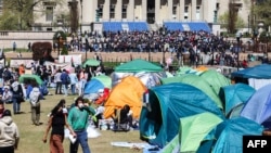 Para pengunjuk rasa pro-Palestina berkumpul dan berkemah di dalam kampus Columbia University di New York, 22 April 2024. (CHARLY TRIBALLEAU / AFP)