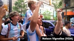 Cientos de aficionados se agolparon en los exteriores del hotel de concentración de la selección argentina en Atlanta, Georgia, para animar al equipo.