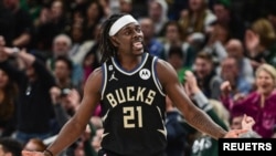 Jrue Holiday de Milwaukee réagit après avoir marqué un panier contre les Celtics de Boston, USA, le 14 février 2023.