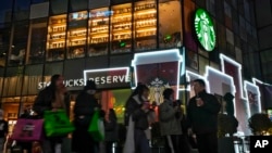 北京一條商業街上的星巴克咖啡店。（2023年12月23日）