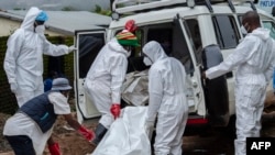 Maiti ikipakiwa kwenye gari la wagonjwa wakati wa uokoaji huko Blantyre, Malawi, Machi 17, 2023. Picha na Amos Gumulira / AFP.