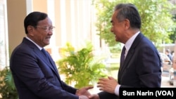 លោក ប្រាក់ សុខុន រដ្ឋមន្រ្តីការបរទេសកម្ពុជា ក្នុងពេលជួបជាមួយរដ្ឋមន្រ្តីការបរទេសចិន នៅ​រាជធានី​ភ្នំពេញ កាលពីថ្ងៃទី១៣ ខែសីហា ឆ្នាំ២០២៣។ (ស៊ុន ណារិន/វីអូអេ)