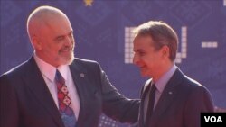 Kryeministri shqiptar Edi Rama dhe homologu grek Kyriakos Mitsotakis në Tiranë gjatë takimit të BE Ballkani Perendimor në dhjetor të vitit 2022