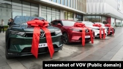 Một số xe VF 9 của VinFast chờ bàn giao cho khách.