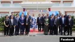 គណៈប្រតិភូរបស់សហភាពអឺរ៉ុប​ថតរូប​ជាមួយ​ជាមួយមន្ត្រី​រាជរដ្ឋាភិបាលកម្ពុជា ក្នុងអំឡុងទស្សនកិច្ចនៅរាជធានីភ្នំពេញ កាលពីថ្ងៃទី១២ ខែមីនា ឆ្នាំ២០២៤។ (Facebook/European Union in Cambodia)