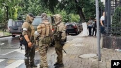 瓦格纳集团雇佣军人在俄罗斯顿河畔罗斯托夫市的南部军区司令部前站岗。（2023年6月24日）