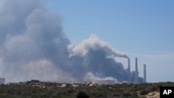 የሃይል ማመንጫ አካባቢ ጭስ ሲወጣ ይታያል፤ አሻከሎን፣ እስራኤል እአአ ጥቅምት 7/2023. 