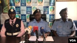 Andre Augusto porta voz do SIC (esquerda) Junqueira Antonio porta voz do MININT (centro) e Joao Soares porta-voz da policia nacional (direita)