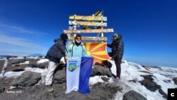 Мирјана Симоновска, планинарка која на 74 години го искачи Килиманџаро (На врвот Ухуру, 5.895 метри надморска височина. Фото: Приватна архива)