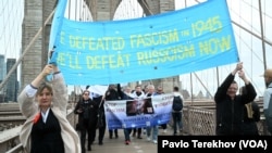 Валентина Бардакова з однодумцями за діяльністю Кочана спостерігає від першої акції у 2015. Каже, від самого початку українська громада протестувала проти цього заходу, який вони вважають інструментом російської пропаганди. 4 травня 2024-го вона знову вийшла на контракцію.