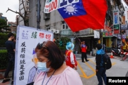 台湾国民党宣布其总统候选人之际，支持者在台北国民党总部迁挥舞台湾旗帜。（2023年5月17日）