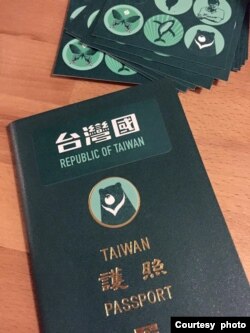 一些台灣人為了把自己與中國公民區分開來，而在自己的台灣護照上貼上印有“台灣國(Republic of Taiwan)的貼紙，將“中華民國(Republic of China)”遮擋住。但最新版的台灣護照已經將英文Republic of China去掉。（受訪者“小K”提供）