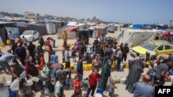 Раселените Палестинци чекаат вода во кампот западно од Деир ал Балах во Појасот Газа, 21 мај 2024 година, среде тековниот конфликт меѓу Израел и палестинската милитантна група Хамас.