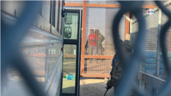 Autoridades fronterizas comienzan a procesar migrantes en la puerta 42 de la frontera en El Paso, el 12 de mayo de 2023.  [Foto: Jorge Agobian,VOA]