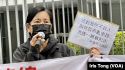 社民連主席陳寶瑩要求釋放所有政治犯。（美國之音記者湯惠芸）。陳寶瑩等三位社民連主要活動人士在抗議區議會選舉排斥民主派人士前遭警方逮捕。
