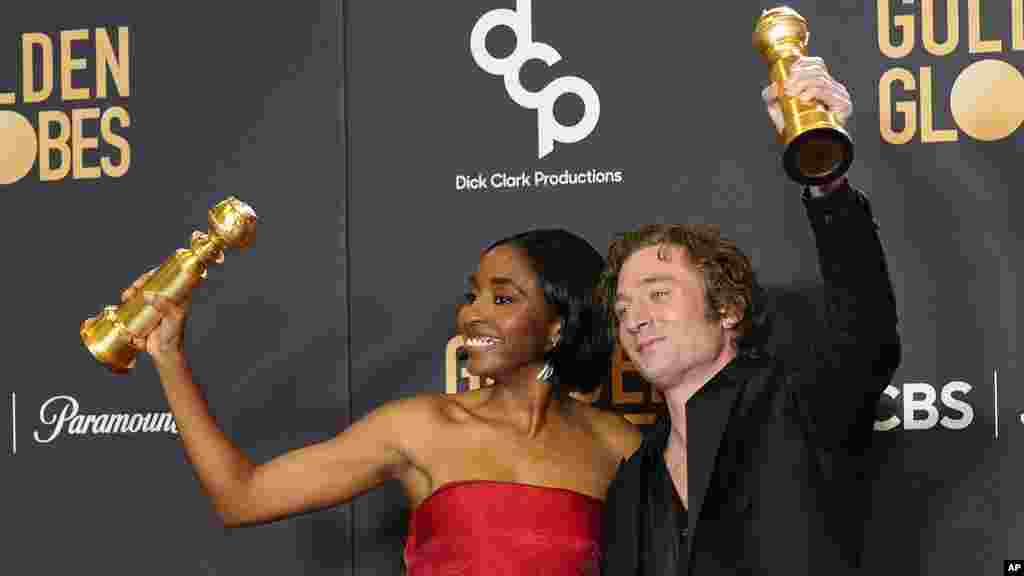 Ajo Edebiri i Džeremi Alen Vajt - nagrađeni za najbolju žensku i mušku ulogu u seriji "The Bear" (Foto: AP/Chris Pizzello)