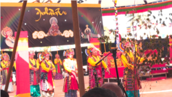 བོད་ཀྱི་ཞོ་སྟོན་རྒྱས་པ་ཐེངས་༢༦ པ་གར་ལྷོ་ཕྱོགས་མོན་གྷོ་འདོད་རྒུ་གླིང་དུ་དབུ་འཛུགས་གནང་སོང་།