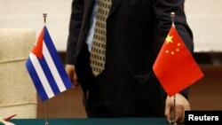 资料照：摆放在一张桌子上的古巴与中国国旗